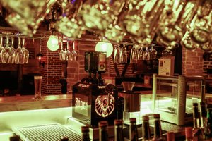 Fässla Stubn Bar mit hängenden Fässla Bierkrügen und einer Jägermeister Zapfanlage
